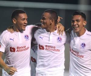 Will Mejía, Rony Martínez y Alejandro Reyes festejan uno de los goles.