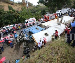 El fuerte impacto entre la rastra y un bus de la ruta urbana deja un saldo de 24 personas fallecidas y más de 30 heridos (Foto: EL HERALDO)
