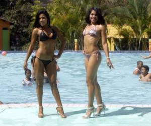 Josselyn Cálix (izquierda) y Mitchel Martínez (derecha) participaron en el concurso nacional Bikini Fitness, realizado en el parque acuático Sol y Arena de Tegucigalpa, foto: Fredy Rodríguez/ EL HERALDO.