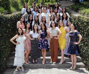 El grupo de señoritas posó para su fotografía de recuerdo como seniors 2021 de Antares.