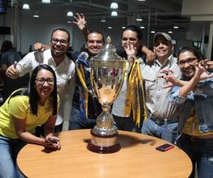 La muchachada de EL HERALDO posó con la copa del Clausura.