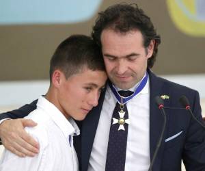 El alcalde de Medellín Fedérico Gutiérrez Zuluaga abraza aJohan Alexis Ramírez el 'niño ángel' (Foto: Agencia AP)