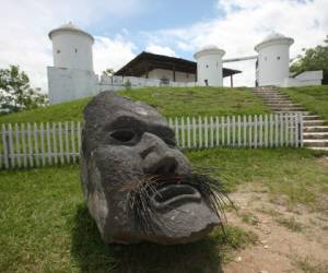 Esta imagen es del jardín escultórico de la entrada al Fuerte de San Cristóbal, en Gracias, Lempira, producto de un simposio. La obra es de Adonay Navarro.