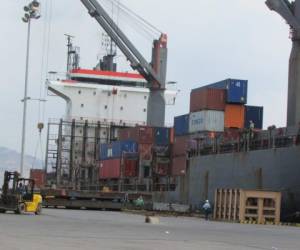 El manejo de carga contenerizada ha reactivado las operaciones en el puerto de Henecán.