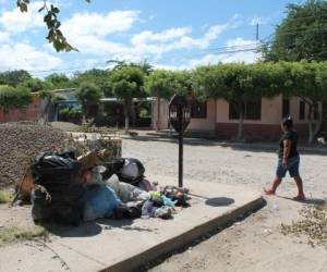 Los habitantes del barrio La Libertad depositan sus desechos en las esquinas de las calles todos los días.