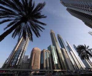 Una foto tomada el 11 de febrero de 2018 muestra el Gevora Hotel (C) de 75 pisos, que mide 356 metros o casi un cuarto de milla de altura, en la metrópoli del golfo de Dubai. La metrópoli del golfo de Dubai, en su búsqueda interminable por batir récords, anunció la apertura del 'nuevo hotel más alto del mundo' el domingo, superando otro hito en la ciudad por el título. AFP / KARIM SAHIB