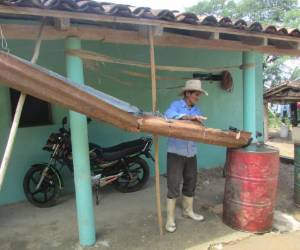 Los pobladores instalan canales para abastecerse de agua lluvia.