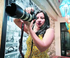 Jessica Guifarro disfruta mucho salir con su cámara de viaje, capturar diferentes imágenes y editar videos. Le apasiona su trabajo.