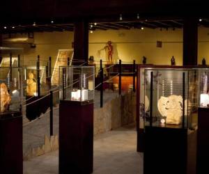 Las piezas, extraídas ilegalmente de Guatemala entre 1992 y 1993, fueron entregadas al canciller guatemalteco Carlos Raúl Morales en el Museo Nacional de Antropología de la capital salvadoreña, detalló en un comunicado la Secretaría de Comunicación Social de la Presidencia de la República (SCSPR).