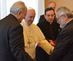 El científico hondureño Salvador Moncada mientras intercambia saludos con el Papa Francisco durante la sesión plenaria sobre Cambio Climático celebrada en el Vaticano, foto: Pontificia Academia de las Ciencias / Noticias de Honduras