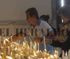 El lente de EL HERALDO captó el momento en que honró a la Virgen de Suyapa con velas en un tiempo de oración (Foto: Fredy Rodríguez).