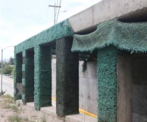 Los pedazos de grama sintética en el túnel cuelgan desde hace varias semanas. Foto: Efraín Salgado/ EL HERALDO