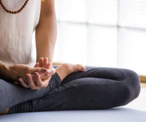 Meditar es una práctica que ayuda a mejorar la salud mental, liberando tensiones y preocupaciones.
