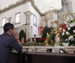 Devotos marianos llegan a rendirle tributo a la Morenita.