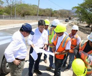 Durante su recorrido al sur del país, el mandatario inspeccionó los avances en los tramos en construcción de la vía.