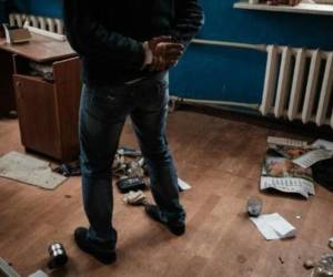 Un hombre que afirma haber sido torturado por milicias prorrusas durante la ocupación de la región de Járkov habla en una oficina de la estación de tren donde presuntamente le maltrataron, el 20 de septiembre de 2022 en Kozacha Lopan, al este de Ucrania