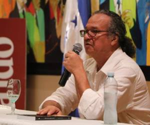 Carlos Lanza durante la presentación del libro que reúne 17 ensayos de Arturo Alvarado. Foto: David Romero / El Heraldo.