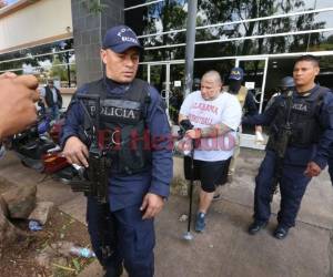 Con bordón en mano -en el que se apoya para caminar ya que tiene problemas en su pierna izquierda- el recluso partió de nuevo para el centro penal. (Foto: Estalin Irías/ El Heraldo Honduras/ Noticias Honduras hoy)