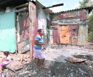 Doña Francelia limpia junto a sus hijos los escombros de su casa.