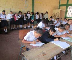 En el CEB José Trinidad Reyes, de la colonia La Cofradía, hay un déficit de más de 120 pupitres. Los muchachos reciben clases de pie.