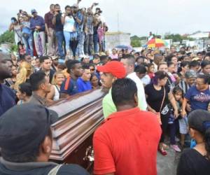 Una multitud acompañó a familiares del periodista Víctor Fúnez en su último adiós. (Foto: El Heraldo Honduras/ Noticias de Honduras)