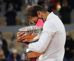 El español Rafael Nadal sostiene el trofeo mientras celebra su victoria en la final del Abierto de Francia contra el serbio Novak Djokovic en París, el domingo 11 de octubre de 2020. Foto: AP