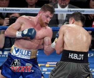 LAS VEGAS, NV - SEPTEMBER 16: (L-R) Canelo Alvarez throws a punch at Gennady Golovkin during their WBC, WBA and IBF middleweight championionship bout at T-Mobile Arena on September 16, 2017 in Las Vegas, Nevada. Ethan Miller/Getty Images/AFP / AFP PHOTO / GETTY IMAGES NORTH AMERICA / Ethan Miller