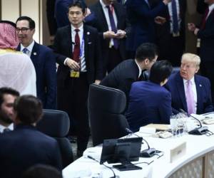 Osaka, Japón: el presidente de los Estados Unidos, Donald Trump (R) asiste a una reunión en la Cumbre del G20 en Osaka el 28 de junio de 2019. / AFP / Brendan Smialowski
