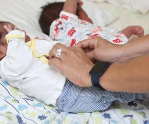 Estos gemelitos fueron abandonados por su madre en un hospital de Honduras, su madre se fue de la sala y no regresó. Hoy están bajo en cuidado del Estado, sin saber si algún día volverán a ver a su madre.