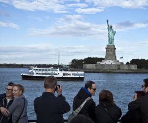 Los turistas volvieron desde ayer a tomarse fotografías y apreciar la Estatua de la Libertad.