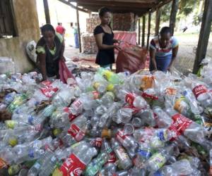 Las mujeres que forman parte de MIMAT se dedican a recolectar botellas de plástico y latas para reciclarlas (Foto: El Heraldo Honduras/ Noticias de Honduras)