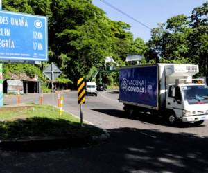 Momento en que los camiones salvadoreños con las dosis se acercaban a la frontera para llegar el antídoto a Choluteca y a Ocotepeque. Fotos: Twitter/ComunicacionSV