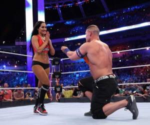 John Cena se le hincó a Nikki Bella para pedirle matrimonio en pleno ring. Foto: Internet.