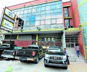 El TSE fijó como fecha máxima de inscripción el 8 de abril de 2016 porque requiere como mínimo 150 días para la revisión de documentos, firmas y para la publicación de los listados de firmas presentadas por los interesados.