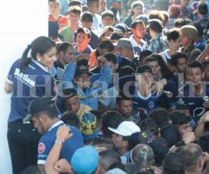 En un momento todo el mundo se avalanzó hacia la entrada cuando al parecer alguien abrió el portón del Estadio Nacional de Tegucigalpa. (Foto: Juan Salgado/ El Heraldo Honduras/ Noticias de Honduras)