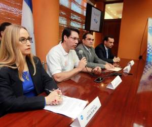 Los representantes de las tres compañías que prestan servicio de telefonía móvil y el director por ley de Conatel, Javier Daccarett, durante la oficialización de la resolución.