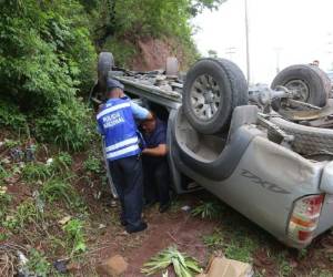 El conductor de un vehículo se salvó de morir este miércoles luego que se accidentara en el anillo periférico cuando un peatón se le cruzó en pleno carril./ Afortunadamente el hecho no dejó pérdida de vidas humanas. Foto: Estalin Irias/ EL HERALDO