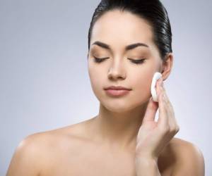 Al incorporar como nuestros hábitos una buena higiene facial limitaremos los factores externos que provocan que el rostro pierda vitalidad, luminosidad y aquellos que impiden que la piel absorba los tratamientos que le aplicamos.