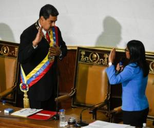 Momento en el que Nicolás Maduro es juramentado por la Asamblea Constituyente como presidente en Venezuela. Foto: Agencia AFP