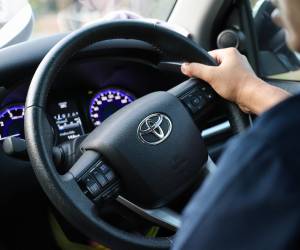 La causa más común de dificultad para girar el volante es que no hay suficiente líquido de dirección asistida en el sistema.