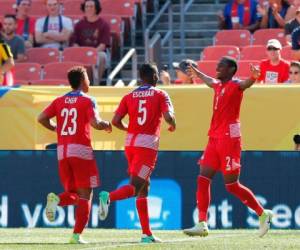 El panameño Michael Amir Murillo (R) celebra su gol contra Panamá durante la primera mitad de un partido de la Copa Oro de CONCACAF en Cleveland.