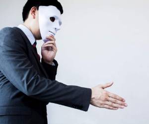 Los incultos aún creen que un pinche mortal hará ricos a los pobres en un santiamén.