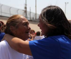 Families separated by the border are reunited for four minutes in the fourth edition of the Hugs Not Walls event organized by the Border Network for Human Rights in front of the border fence in Ciudad Juarez, Chihuahua state, Mexico June 24, 2017. / AFP PHOTO / Herika Martinez