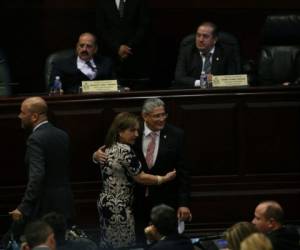 Luego de haber votado, Esdras Amado López denunció amenazas en contra de sus hijos por turbas al interior de Libre.