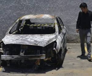 Hipótesis indica que el embajador fue asesinado en su residencia, trasladaron el cuerpo en el vehículo y después lo incendiaron. Foto AFP.