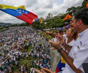 La coalición opositora Mesa de la Unidad Democrática (MUD) llamó 'a dejar las calles y puestos de trabajo vacíos' para 'presionar que el gobierno acate la Constitución y respete nuestro derecho a elegir'.