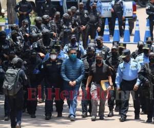 El expresidente Hernández durante su traslado a la Base Aérea Hernán Acosta Mejía.