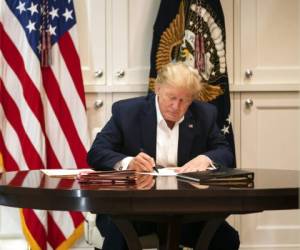 El presidente Donald Trump en la suite presidencial del Hospital Walter Reed en Bethesda, Maryland, el 3 de octubre del 2020. Foto entregada por la Casa Blanca. Foto: AP