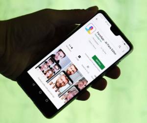 Esta imagen de la ilustración muestra la aplicación FaceApp que se muestra en la pantalla de un teléfono inteligente. Foto: Agencia AFP.