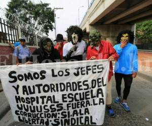 Las mojigangas se hicieron presentes en la marcha del 1 de mayo para conmemorar el Día Internacional del Trabajo, foto; Marvin Salgado / EL HERALDO.